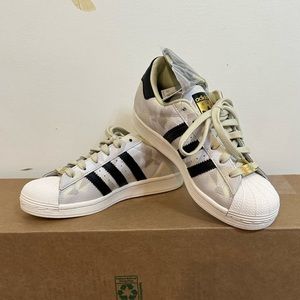 NIB ADIDAS Superstar Original white/black/sand sneaker men’s size 5/women sz 6